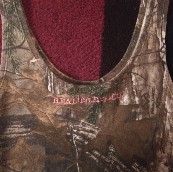 Three tank tops - Picture 4 of 9